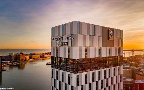 草莓酒店双倍精英积分住宿夜 2025年9月1日至10月31日（预订日期：8月20日至21日）