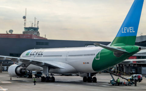 美国航空 AAdvantage 会员乘坐 AA 编码的 LEVEL 航班可赚取里程。