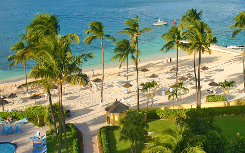 入住万豪旅享家旗下全包式度假村，每次入住可赚取 15,000 点奖励积分