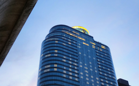 洲际酒店集团荣誉客会 10% 至 15% 奖励折扣促销活动，入住时间 2026 年 1 月 4 日至 2 月 28 日（预订截止日期 12 月 11 日）