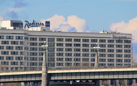 入住丽笙酒店，使用丽笙礼赏卡可节省高达 35% 的费用